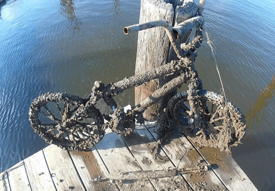 Magnet fishing úlovek - zrezivělý bycikel