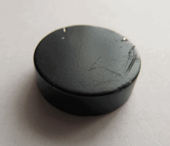 Poškrábaný epoxidový povrch magnetu