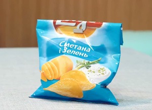 balíček chipsů uzavřený magnety