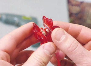Na konce stužky přilepte magnety, které můžete zakrýt pod ozdobu