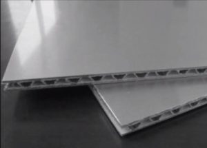 Dvě vrstvy stínícího materiálu odděleny kartonem