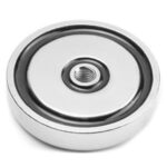 Magnety v pouzdře se závitem přes celý magnet