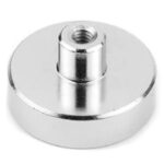 Magnety v pouzdře s vysunutým vnitřním závitem