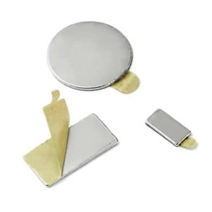 Magnety se samolepkou
