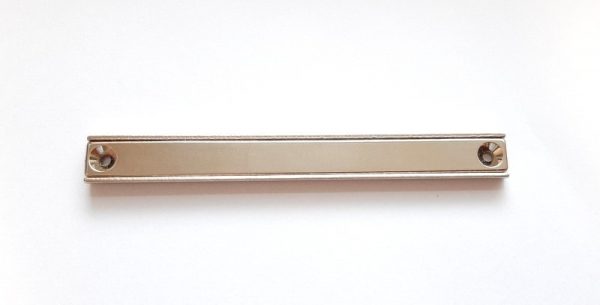 Magnet v pouzdře s dírami pro šrouby 120x13,5x5 mm
