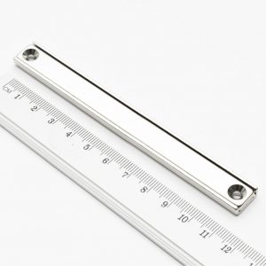 Magnet v pouzdře s dírami pro šrouby 120x13,5x5 mm