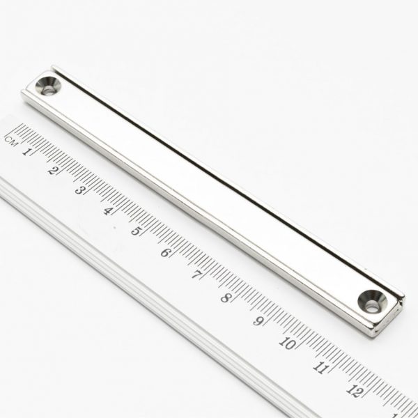 Magnet v pouzdře s dírami pro šrouby 120x13,5x5 mm
