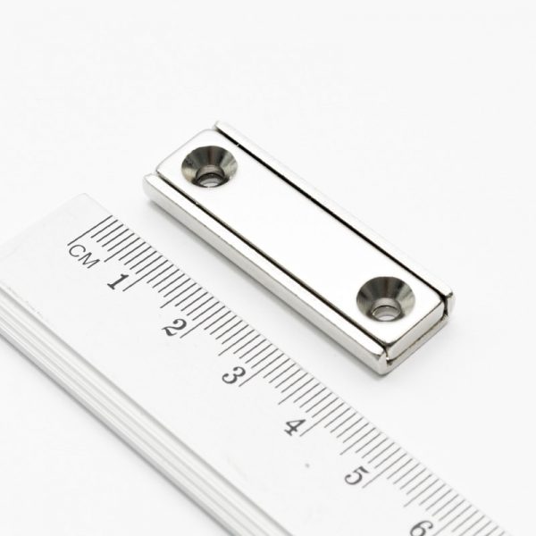Magnet v pouzdře s dírami pro šrouby 40x13,5x5 mm