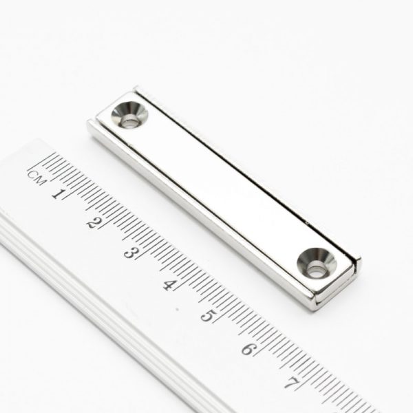 Magnet v pouzdře s dírami pro šrouby 60x13,5x5 mm
