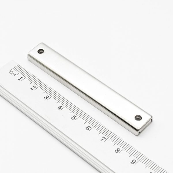 Magnet v pouzdře s dírami pro šrouby 80x13,5x5 mm