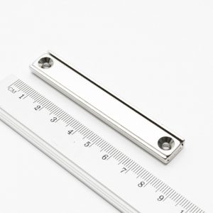 Magnet v pouzdře s dírami pro šrouby 80x13,5x5 mm