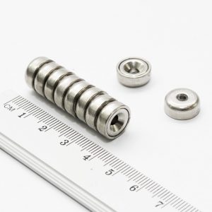 Magnet v pouzdře s dírou pro šroub 12x5 mm