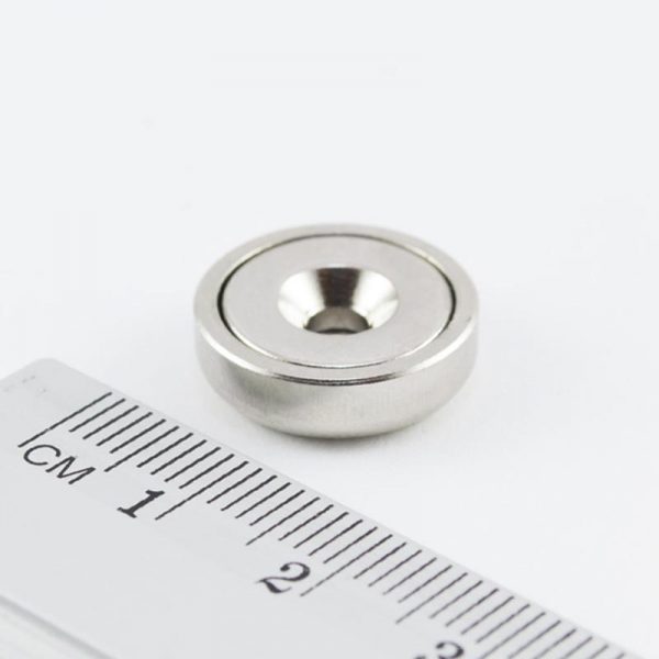Magnet v pouzdře s dírou pro šroub 16x5 mm