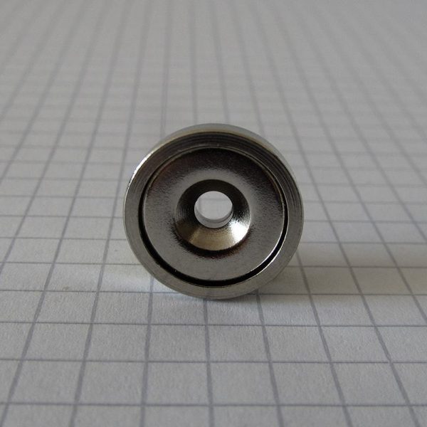 Magnet v pouzdře s dírou pro šroub 16x5 mm