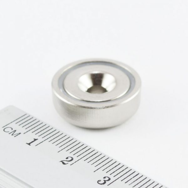 Magnet v pouzdře s dírou pro šroub 20x6 mm