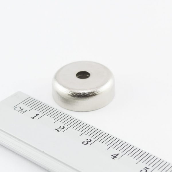 Magnet v pouzdře s dírou pro šroub 20x6 mm