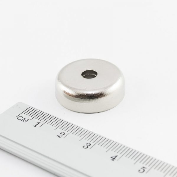 Magnet v pouzdře s dírou pro šroub 25x8 mm