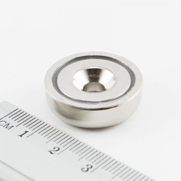 Magnet v pouzdře s dírou pro šroub 25x8 mm