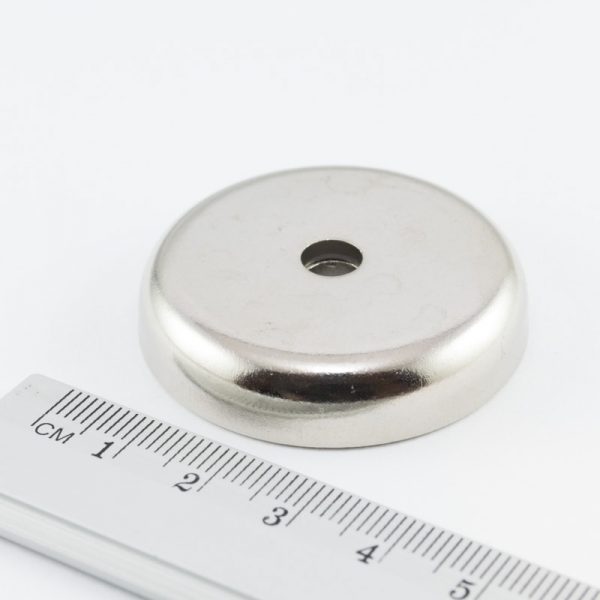 Magnet v pouzdře s dírou pro šroub 42x9 mm