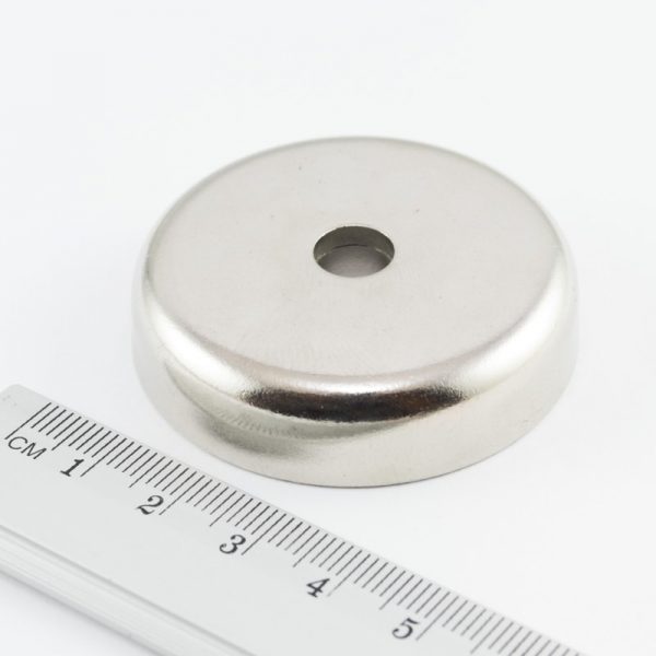 Magnet v pouzdře s dírou pro šroub 48x11,5 mm