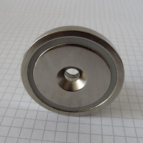 Magnet v pouzdře s dírou pro šroub 48x11,5 mm