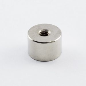 Magnet v pouzdře s vnitřním závitem 12x8 mm
