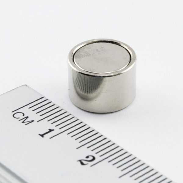 Magnet v pouzdře s vnitřním závitem 12x8 mm