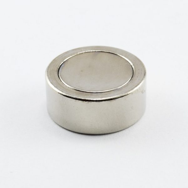 Magnet v pouzdře s vnitřním závitem 19x8 mm