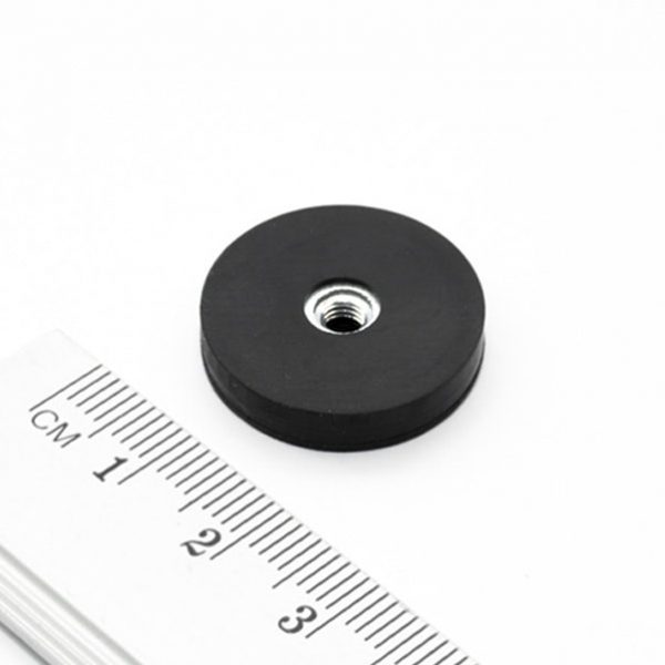Magnet v pouzdře s vnitřním závitem 22x6 mm pogumovaný