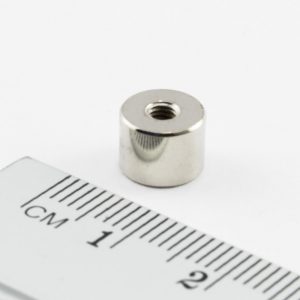Magnet v pouzdře s vnitřním závitem 8x6 mm