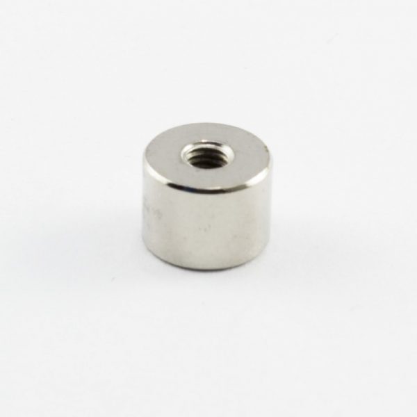 Magnet v pouzdře s vnitřním závitem 8x6 mm