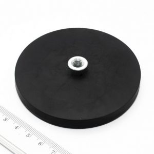 Magnet v pouzdře s vysunutým vnitřním závitem 88x8,5 mm pogumovaný