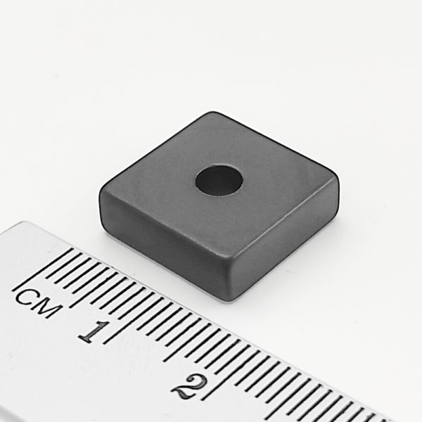 Neodymový magnet kvádr 15x15x5 mm s dírou (jižní pól na straně s prohlubní) epoxy - N42