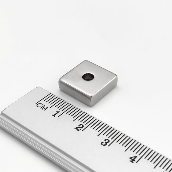 Neodymový magnet kvádr 15x15x5 mm s dírou (severní pól na straně s prohlubní) - N38