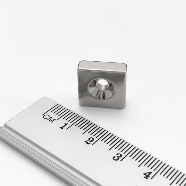 Neodymový magnet kvádr 15x15x5 mm s dírou (severní pól na straně s prohlubní) - N38