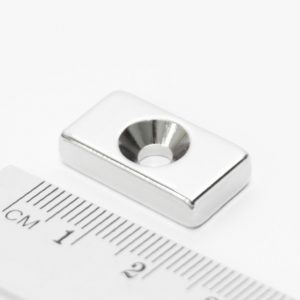 Neodymový magnet kvádr 20x10x5 mm s dírou (jižní pól na straně s prohlubní) - N38