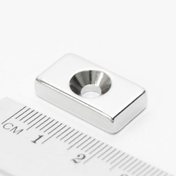Neodymový magnet kvádr 20x10x5 mm s dírou (jižní pól na straně s prohlubní) - N38