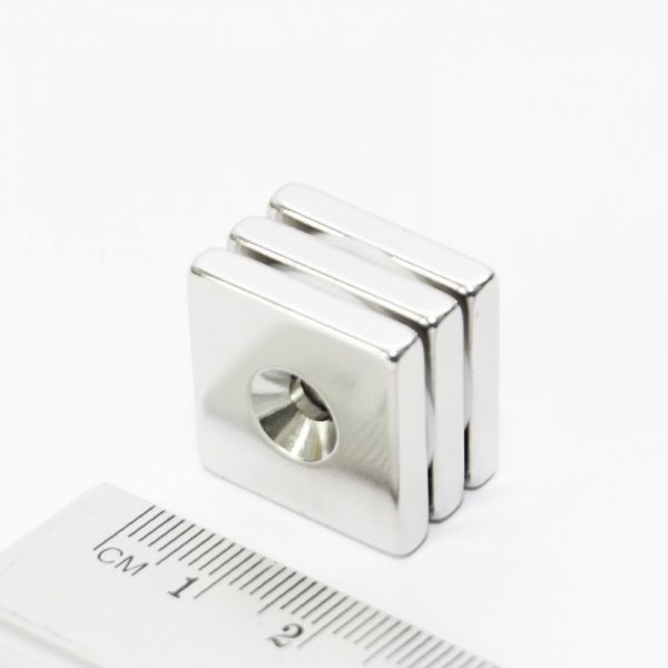 Neodymový magnet kvádr 20x20x4 mm s dírou (jižní pól na straně s prohlubní) - N38