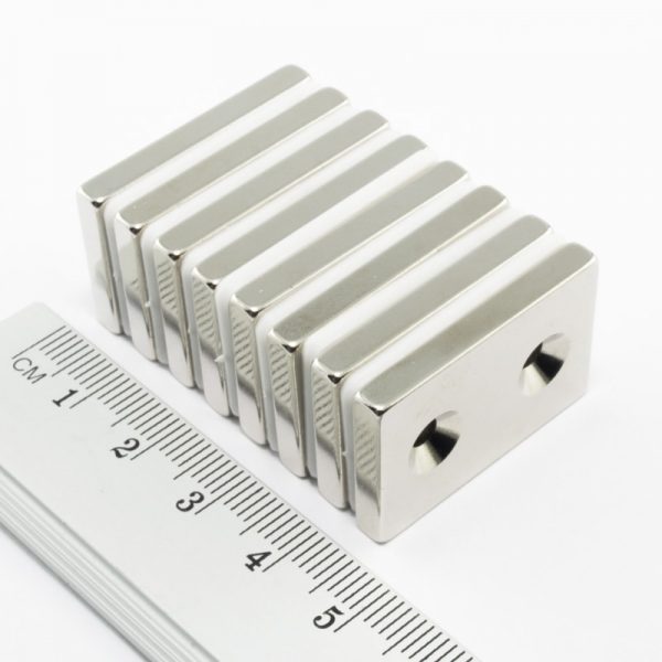 Neodymový magnet kvádr 30x20x4 mm s 2 dírami (severní pól na straně s prohlubněmi) - N38