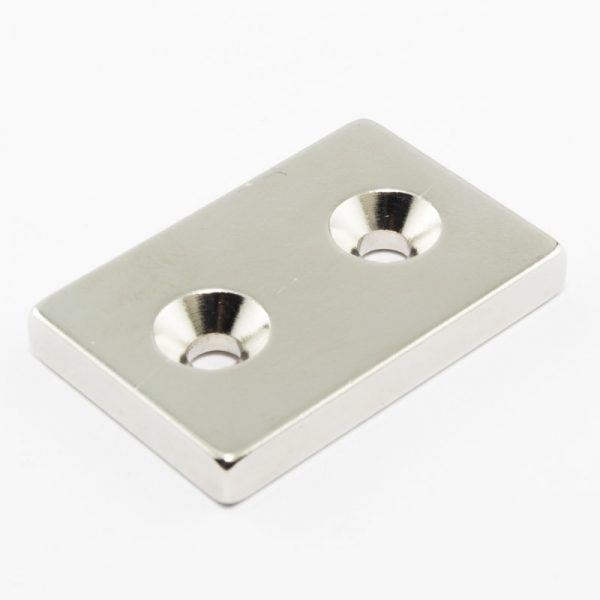 Neodymový magnet kvádr 30x20x4 mm s 2 dírami (severní pól na straně s prohlubněmi) - N38