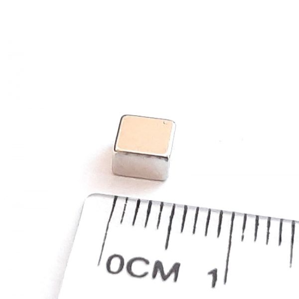 Neodymový magnet kvádr 5x5x3 mm - N52