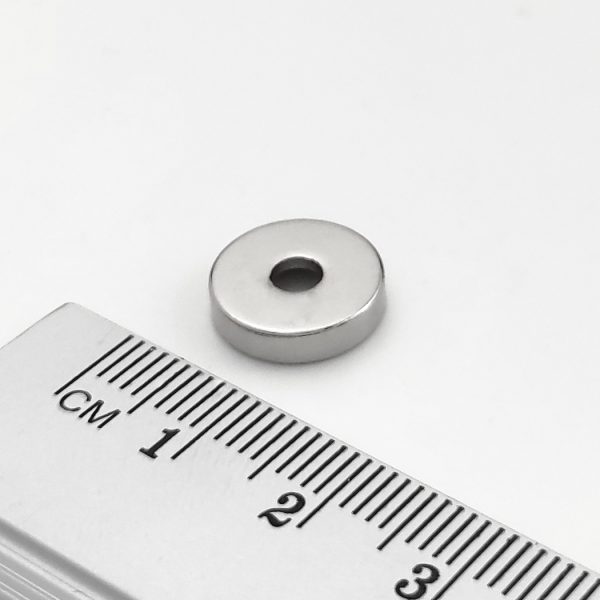 Neodymový magnet válec 12x3 mm s dírou M3 (jižní pól na straně s prohlubní) - N38