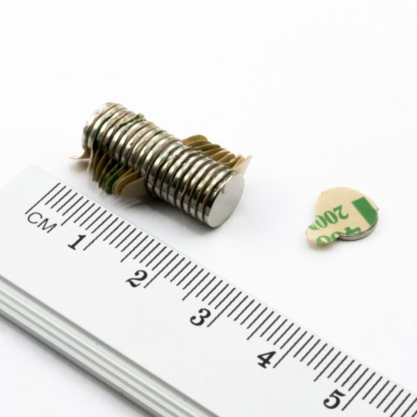 Neodymový magnet válec 8x0,75 mm se samolepkou - N38
