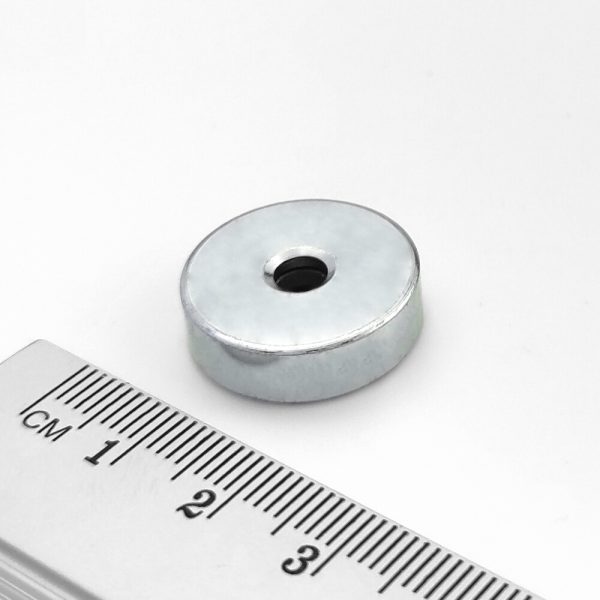 Magnet v pouzdře s dírou pro šroub 20x6 mm (SmCo)