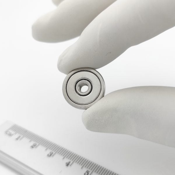 Magnet v pouzdře se závitem přes celý magnet 16x5 mm