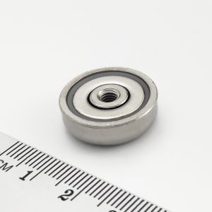 Magnet v pouzdře se závitem přes celý magnet 20x7 mm