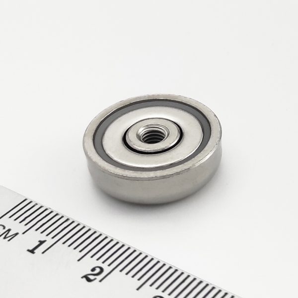 Magnet v pouzdře se závitem přes celý magnet 20x7 mm