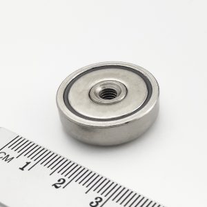 Magnet v pouzdře se závitem přes celý magnet 25x8 mm