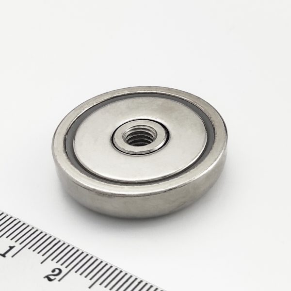 Magnet v pouzdře se závitem přes celý magnet 32x8 mm