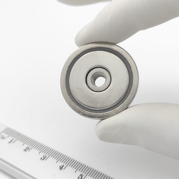 Magnet v pouzdře se závitem přes celý magnet 32x8 mm